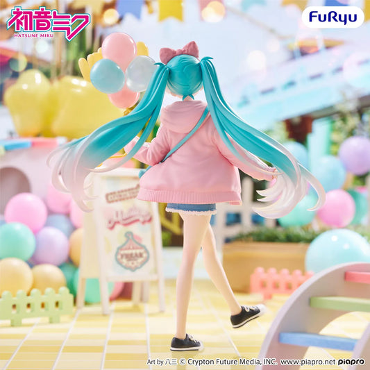 Vocaloid Muchute Hatsune Miku Theme Park Date Ver. Figure in pink hoodie with balloon accessory and teal twin-tails
