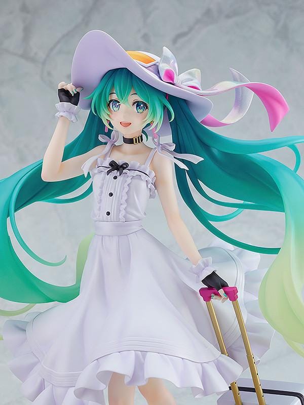 Racing Miku 2021 Private Ver. figure in a white dress and wide-brimmed hat, with turquoise twin-tails and a rolling suitcase on a stone-style base.