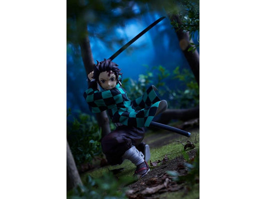 Demon Slayer: Kimetsu no Yaiba Tanjiro Kamado 1/8 Scale Figure in dynamic battle pose with Nichirin Blade and iconic green haori.