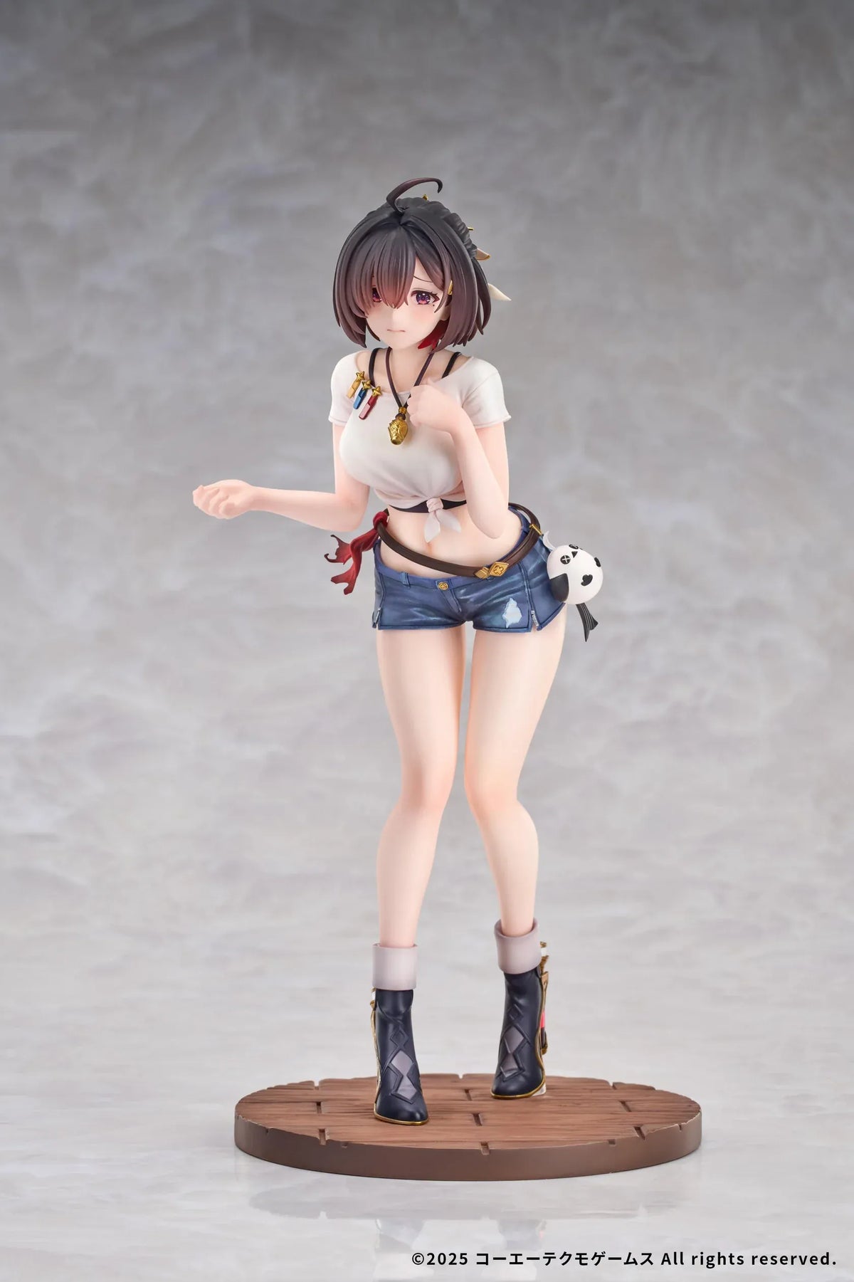 Yumia Liessfeldt A Glance Through the Mirror 1/7 scale figure wearing a tied white top, denim shorts, and dark boots on a wooden-style base.