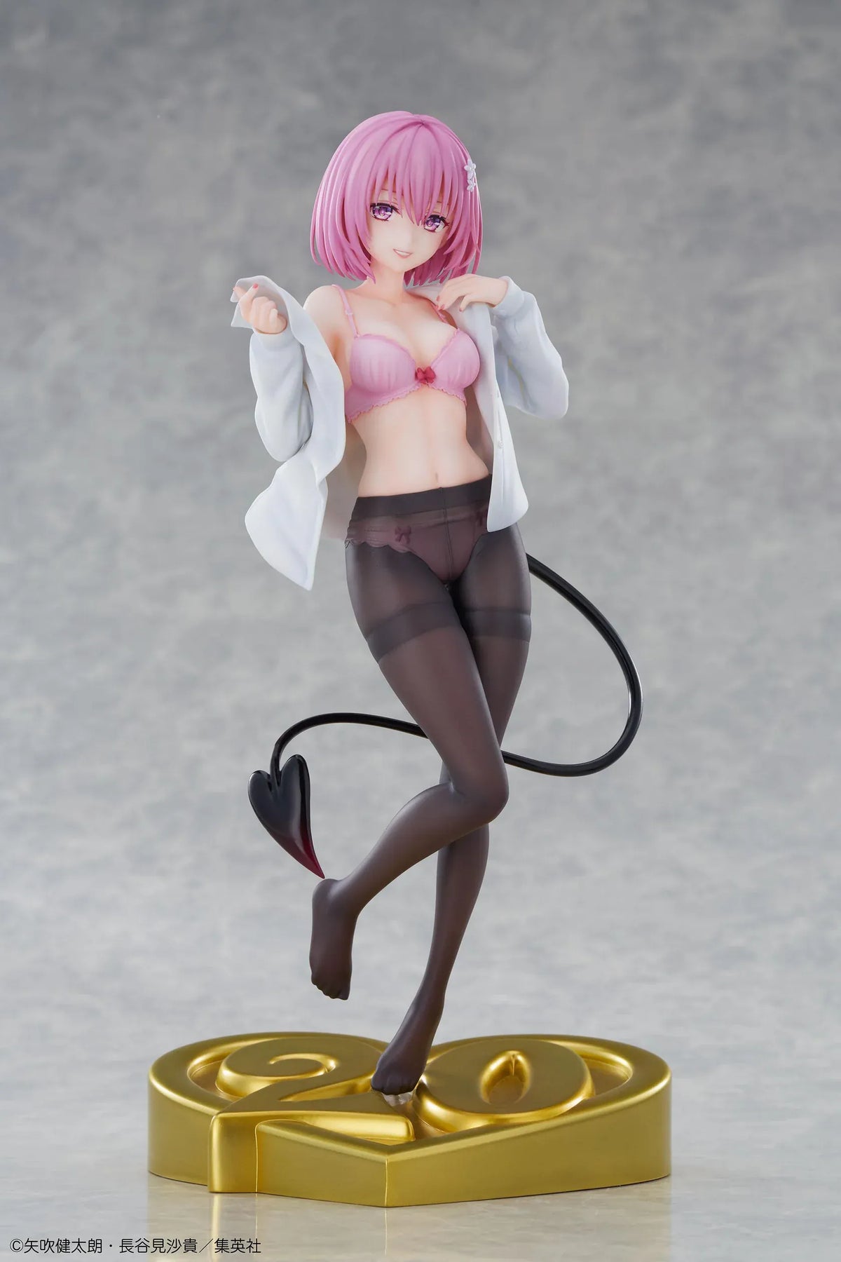To Love-Ru Darkness Momo Belia Deviluke anniversary figure with pink hair, a white shirt, and a curved black tail on a gold heart-shaped “20” base.