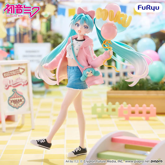 Vocaloid Muchute Hatsune Miku Theme Park Date Ver. Figure in pink hoodie with balloon accessory and teal twin-tails