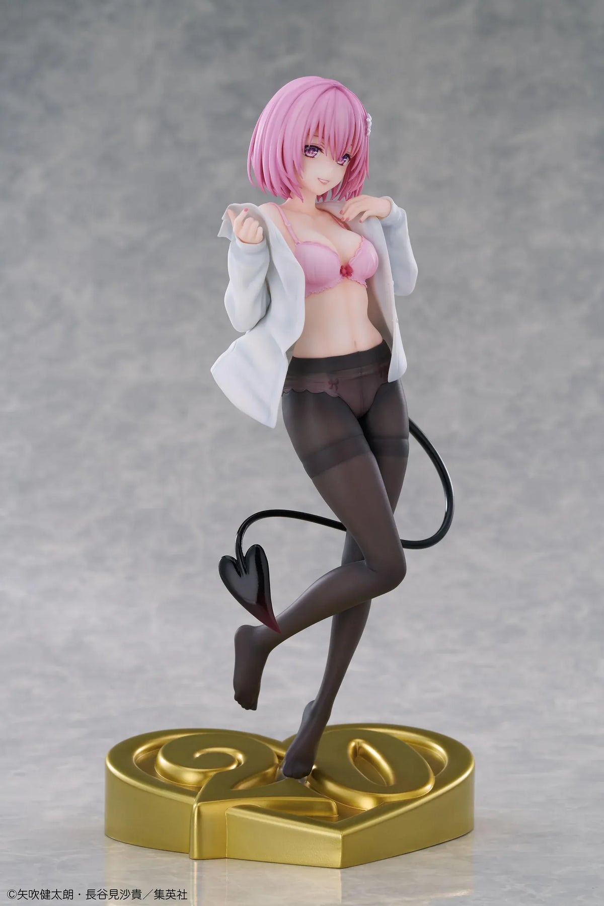 To Love-Ru Darkness Momo Belia Deviluke anniversary figure with pink hair, a white shirt, and a curved black tail on a gold heart-shaped “20” base.
