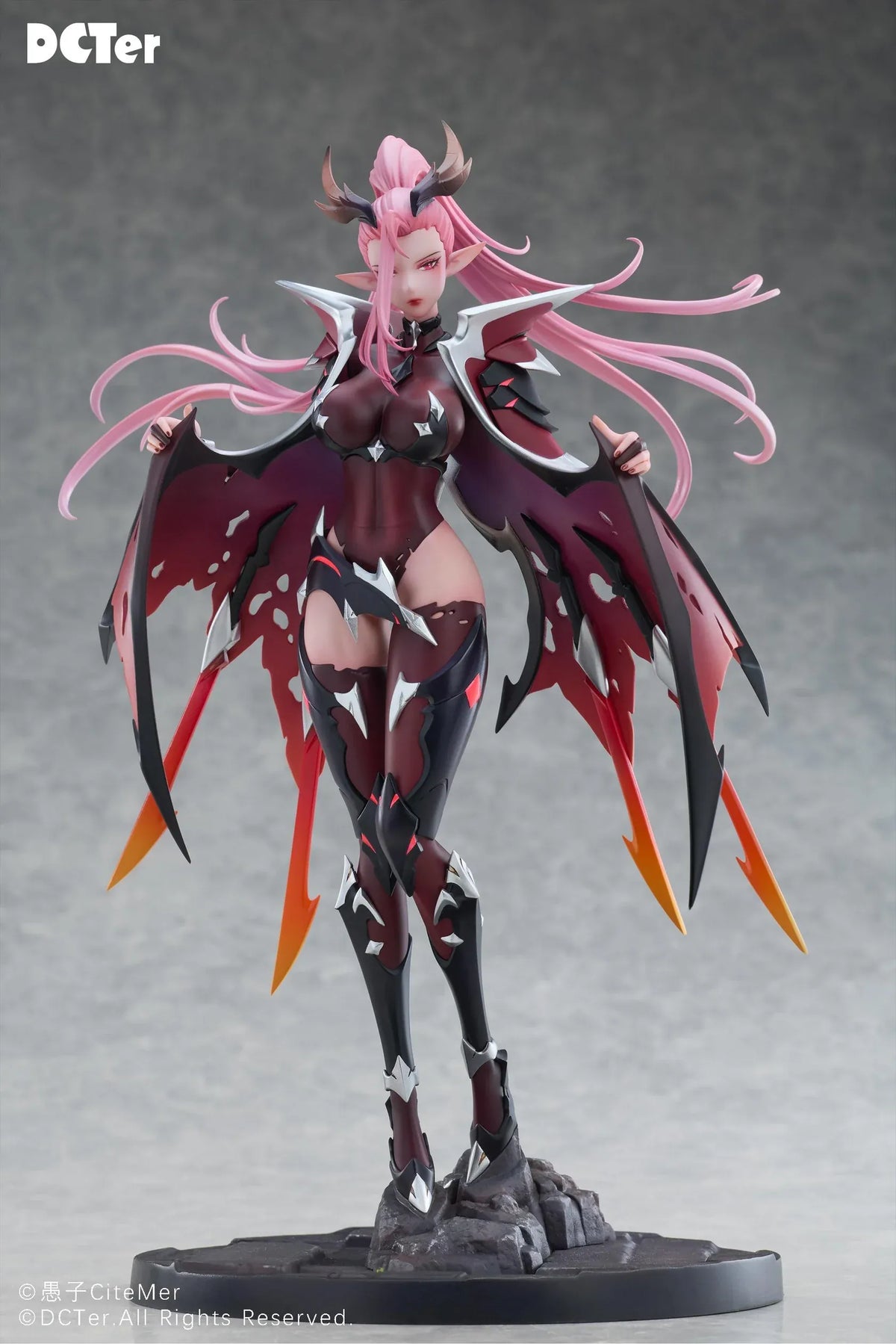 Heslion Draco Bellatrix Feminina 1/7 scale figure with pink hair, curved horns, dark crimson armor, wing-like elements, and a rocky base.
