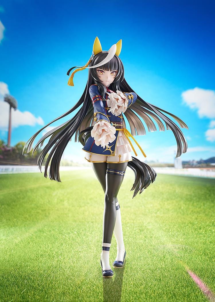 Scale figure of Uma Musume: Pretty Derby’s Calstone Light O in a blue and yellow racing outfit, long black hair flowing as she poses confidently on a striped base.