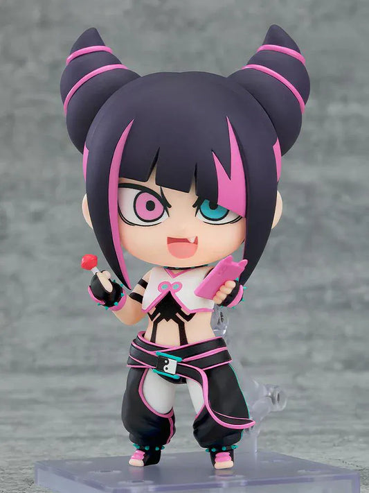 Street Fighter 6 Nendoroid No.2897 Juri-chan chibi figure with twin buns, mismatched eyes, lollipop, and phone in pink and black outfit