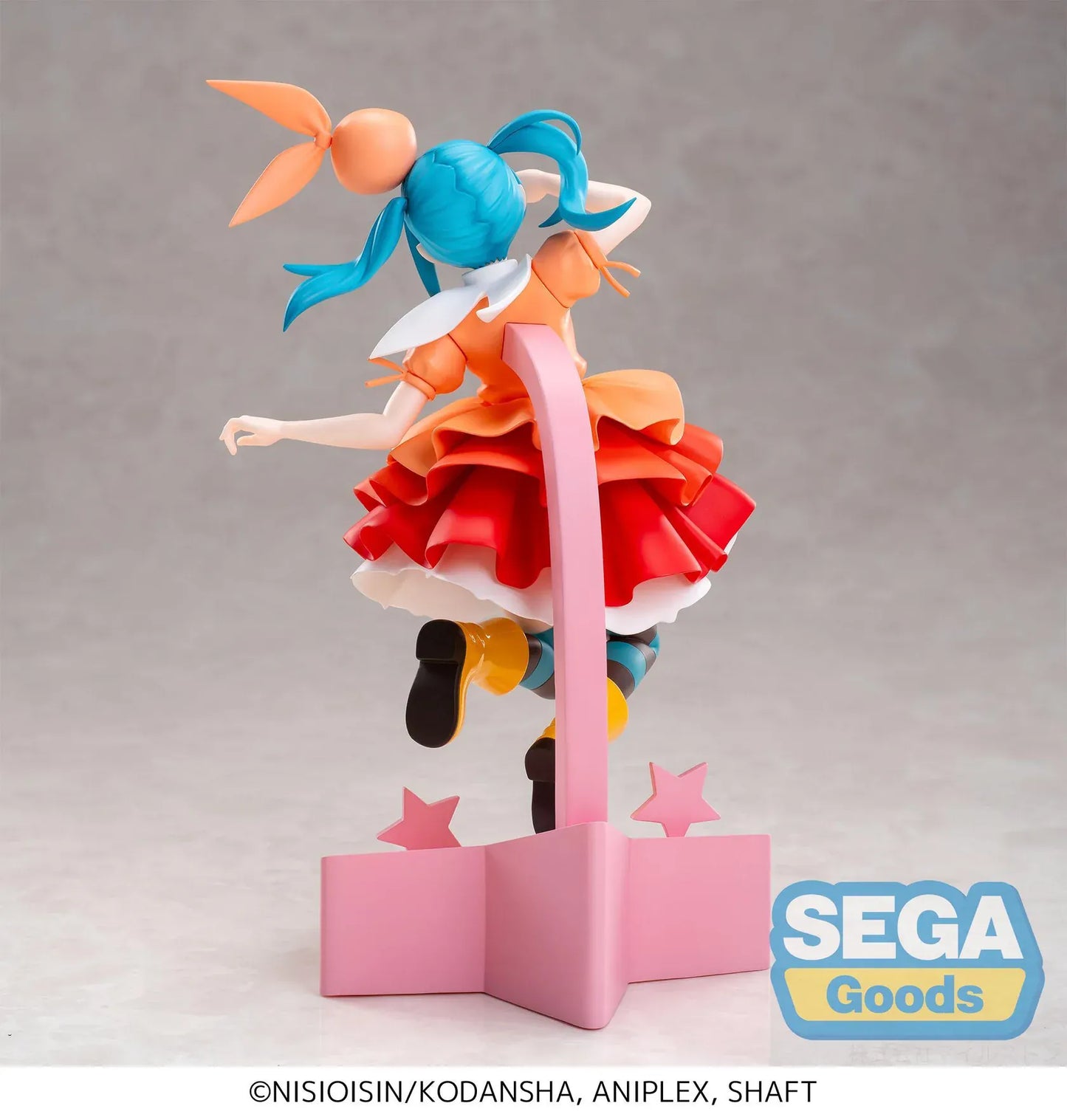 Monogatari XStellar Yotsugi Ononoki Figure with blue-green hair, orange and red outfit, and pink star display base