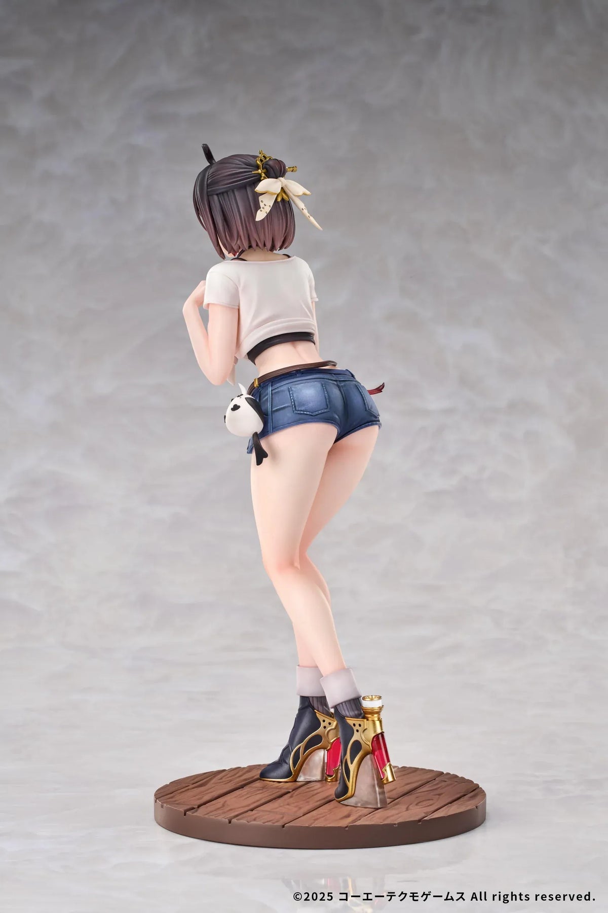 Yumia Liessfeldt A Glance Through the Mirror 1/7 scale figure wearing a tied white top, denim shorts, and dark boots on a wooden-style base.