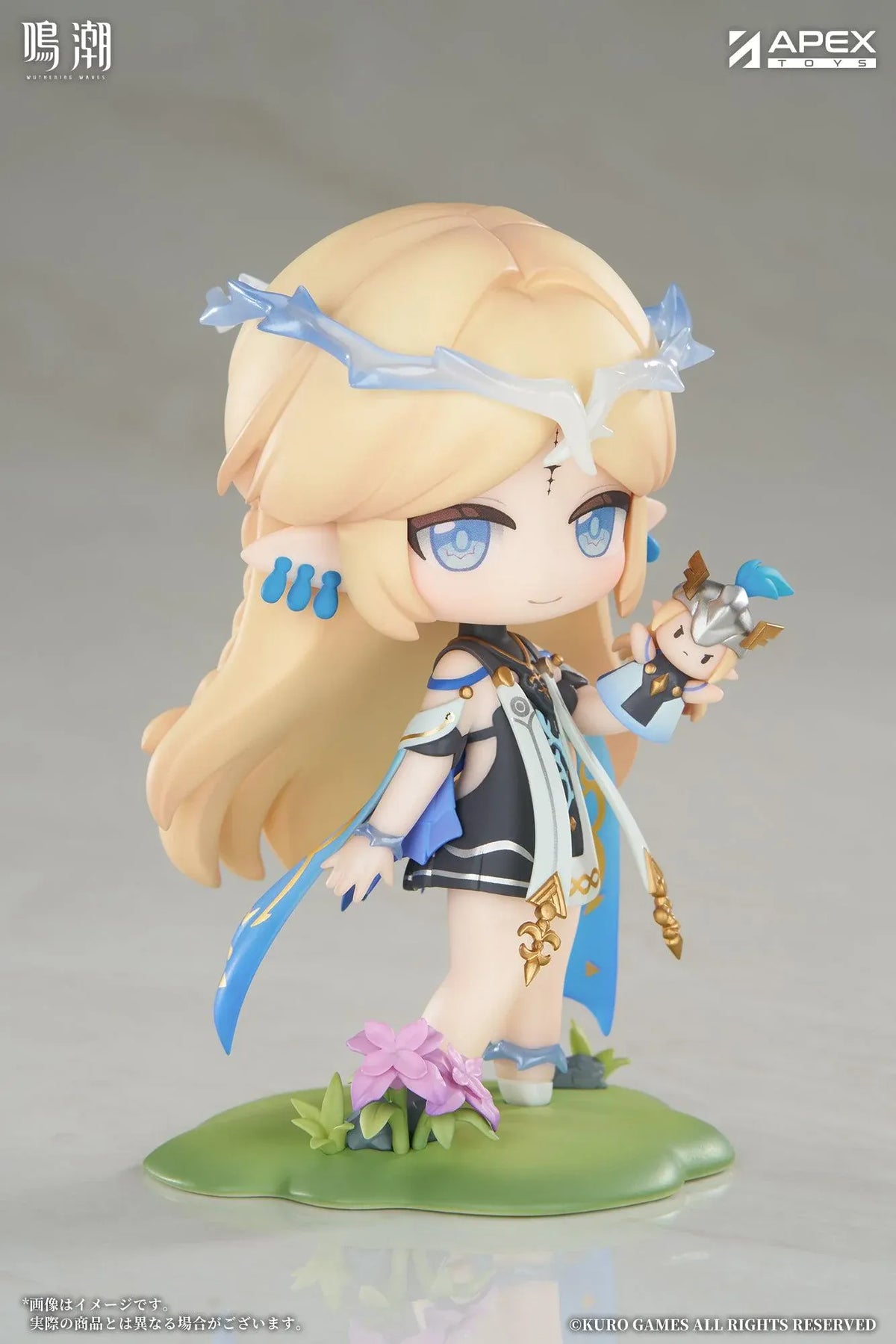 Chibi Cartethyia Jinseki Series figure with blonde hair, blue eyes, a pale blue headpiece, and a small armored companion, standing on a green floral base.