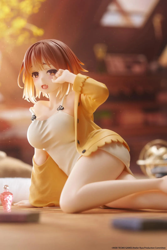 Atelier Ryza Desktop Cute Figure Ryza Nightwear Ver rerun featuring Ryza in a white nightwear outfit and yellow cardigan seated on a pink display background