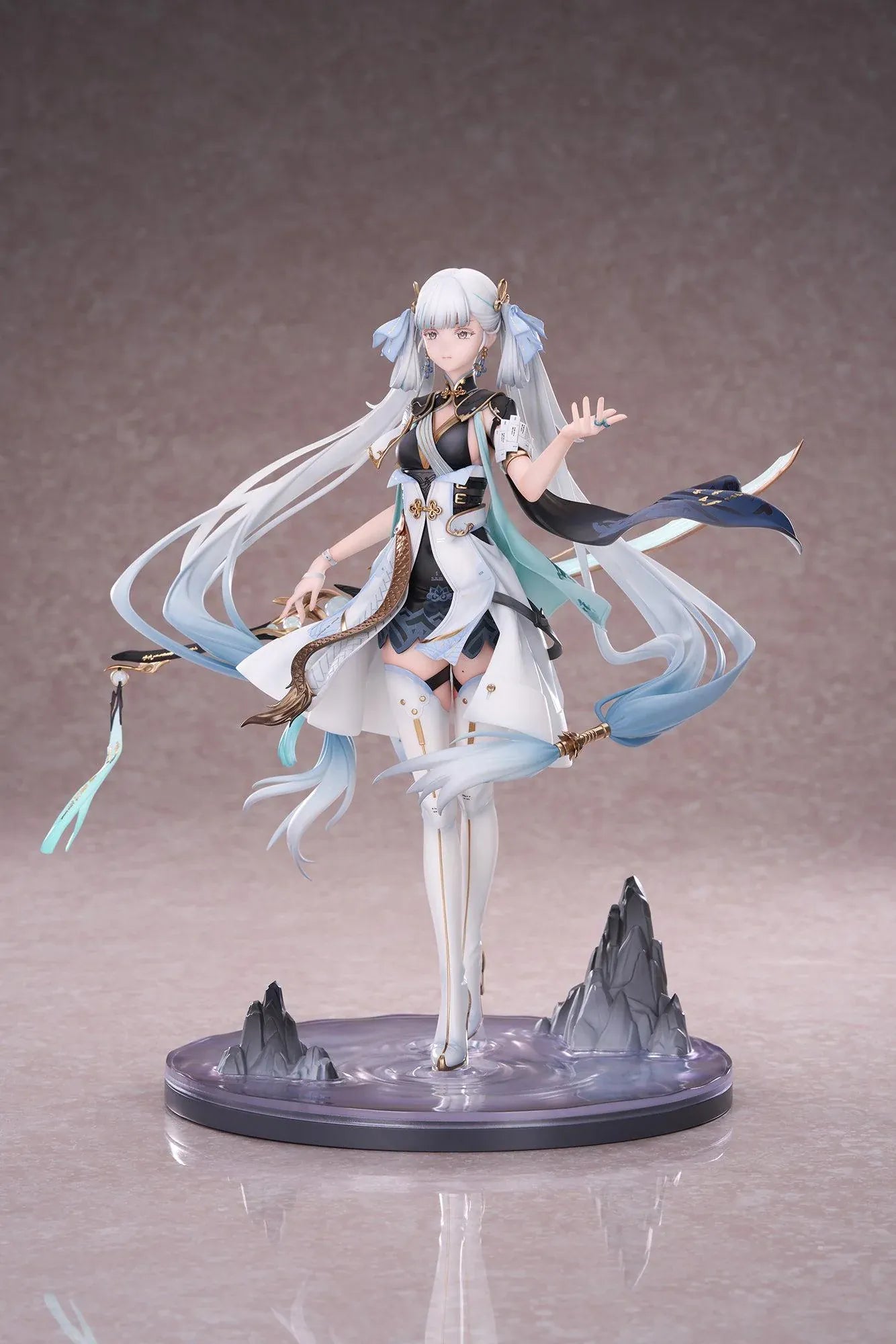Wuthering Waves Jinhsi 1/7 Scale Figure with long white hair, elegant blue and gold outfit, flowing accessories, water-style display base, and bonus item