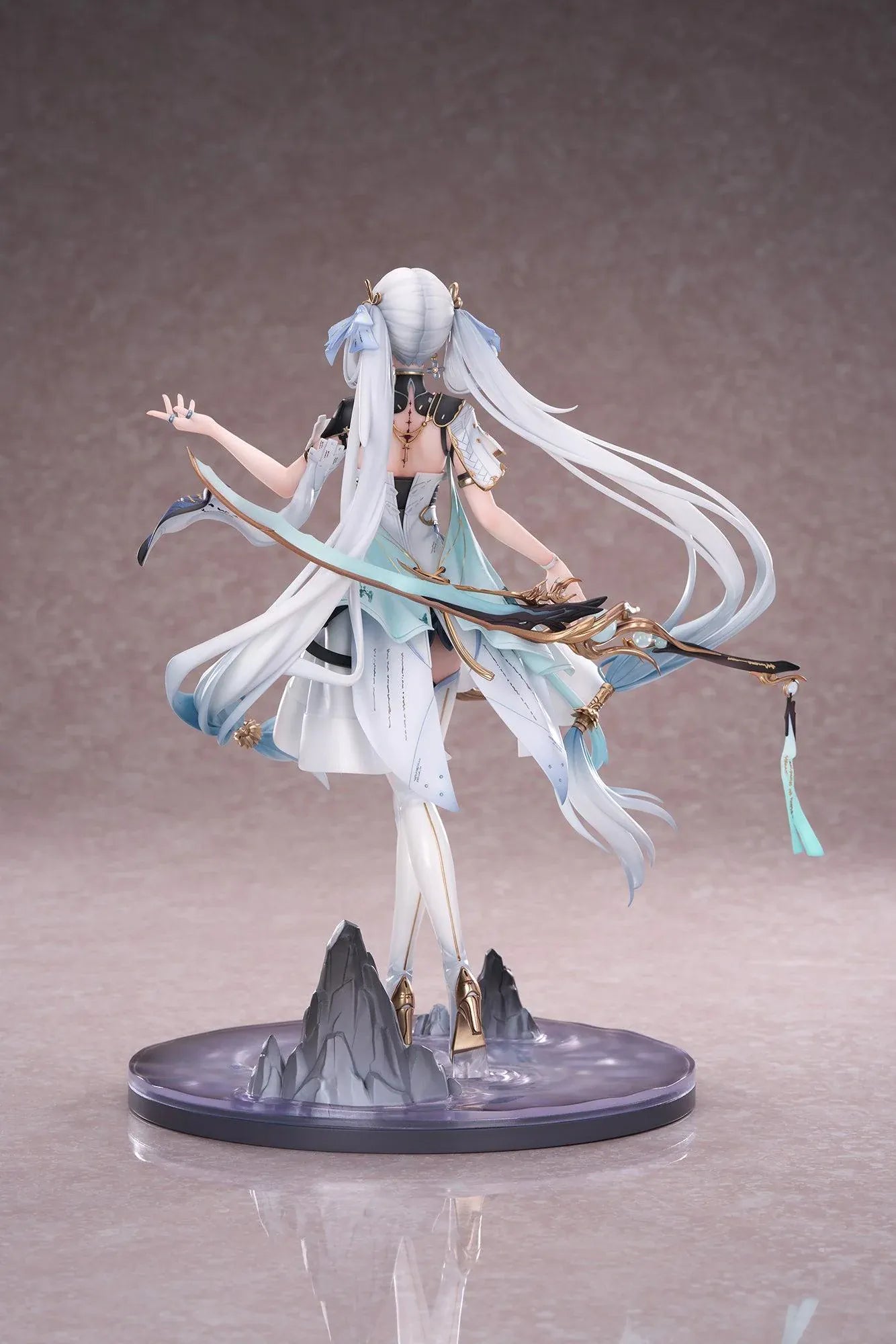 Wuthering Waves Jinhsi 1/7 Scale Figure with long white hair, elegant blue and gold outfit, flowing accessories, water-style display base, and bonus item