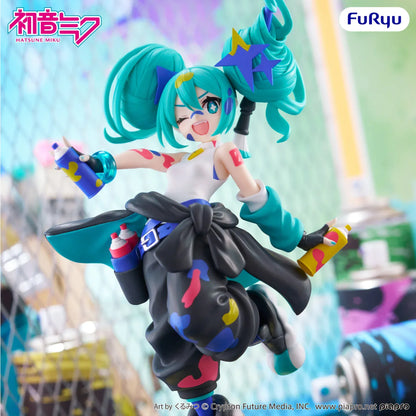 Hatsune Miku Muchute Paint Girl Another Color Ver figure holding spray cans with colorful paint accents