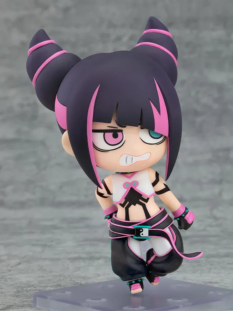 Street Fighter 6 Nendoroid No.2897 Juri-chan chibi figure with twin buns, mismatched eyes, lollipop, and phone in pink and black outfit