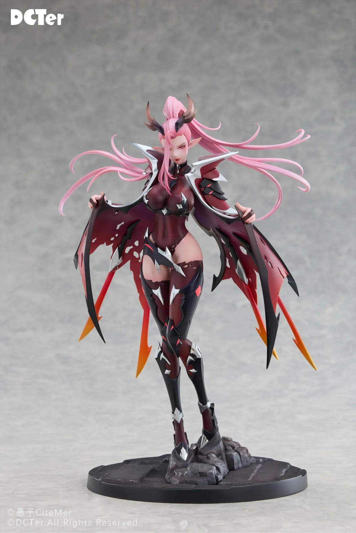 Heslion Draco Bellatrix Feminina 1/7 scale figure with pink hair, curved horns, dark crimson armor, wing-like elements, and a rocky base.