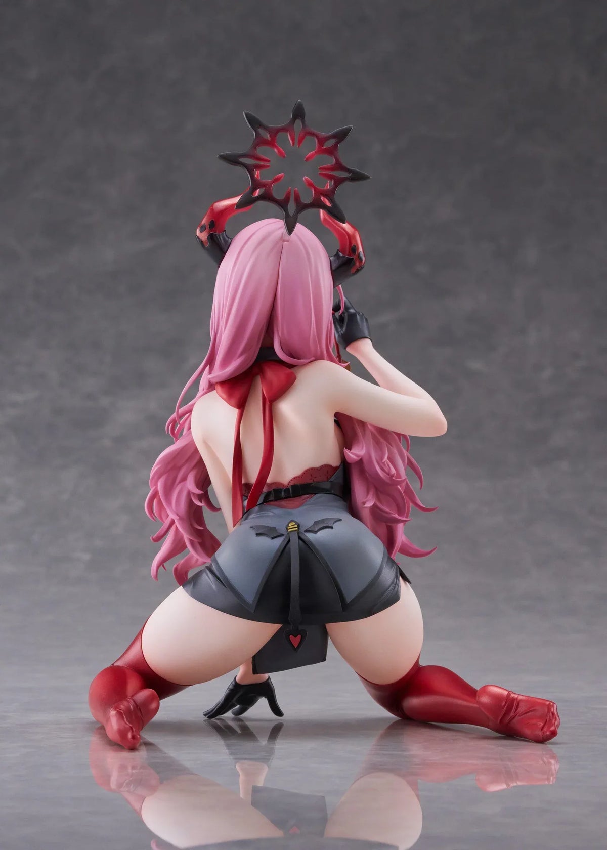 Blue Archive Satsuki Memorial Lobby 1/7 scale figure kneeling in a black-and-red outfit with flowing pink hair, horns, and a dark halo.