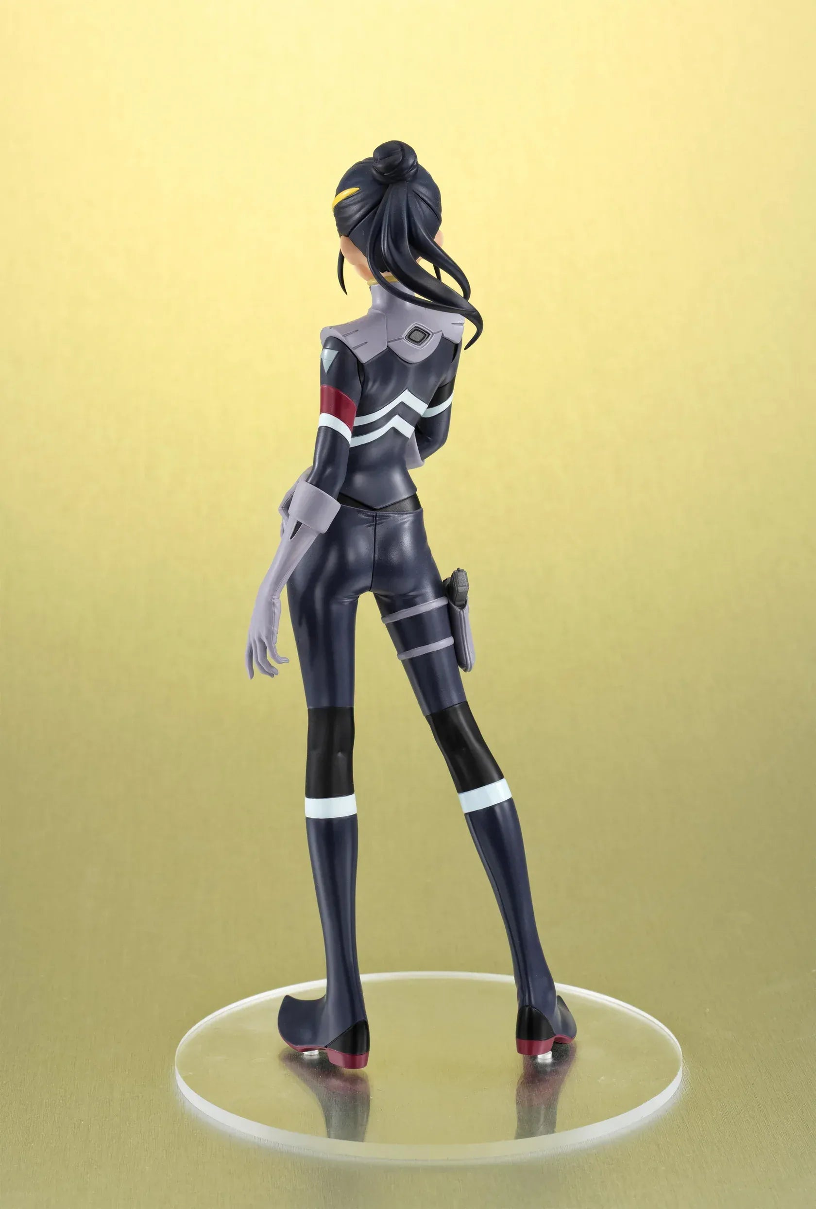 “Mobile Suit Gundam GQuuuuuuX Lucrea Light Nyaan Pilot Suit Ver. figure standing pose with black and silver suit on display base”