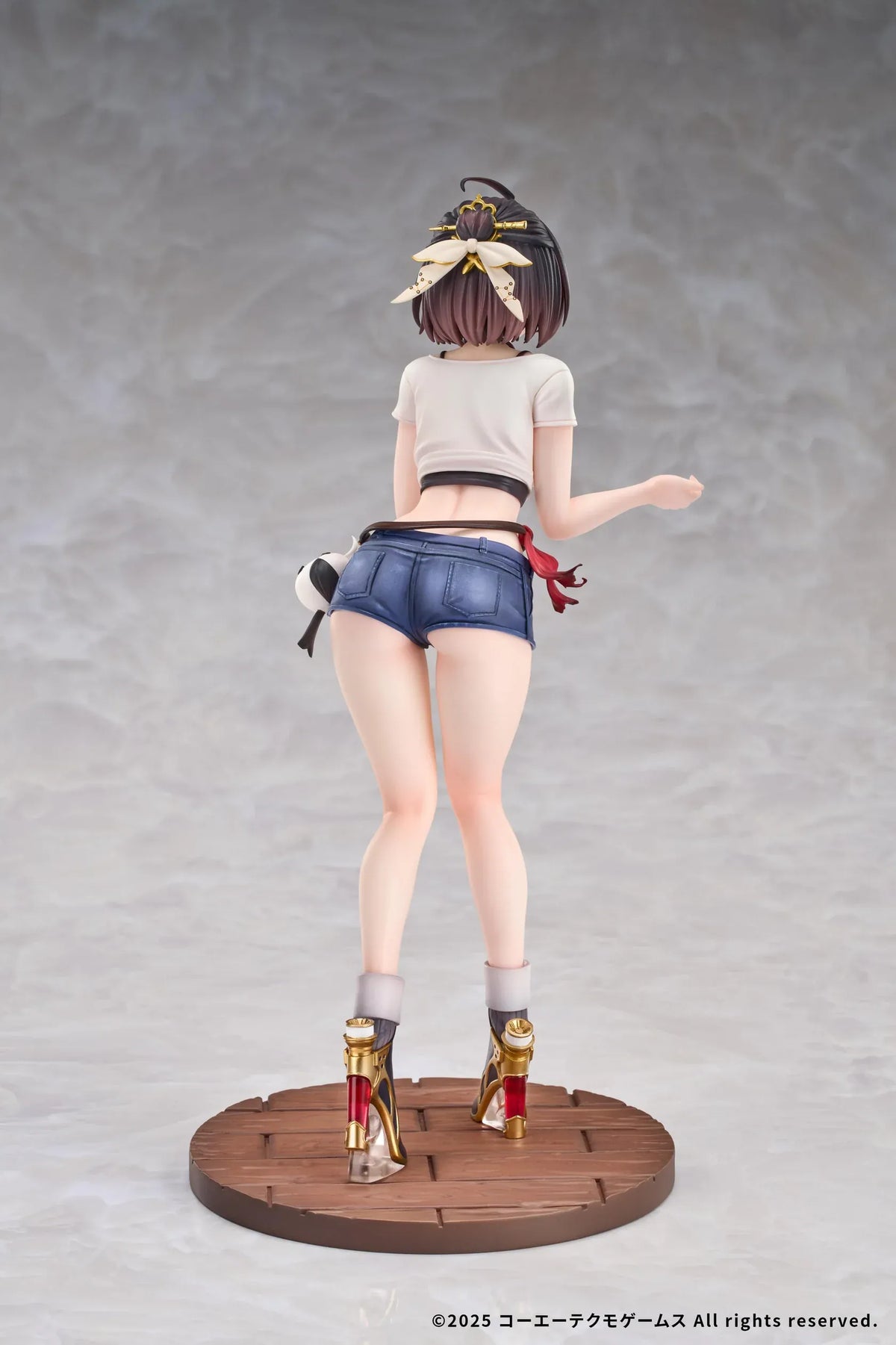 Yumia Liessfeldt A Glance Through the Mirror 1/7 scale figure wearing a tied white top, denim shorts, and dark boots on a wooden-style base.