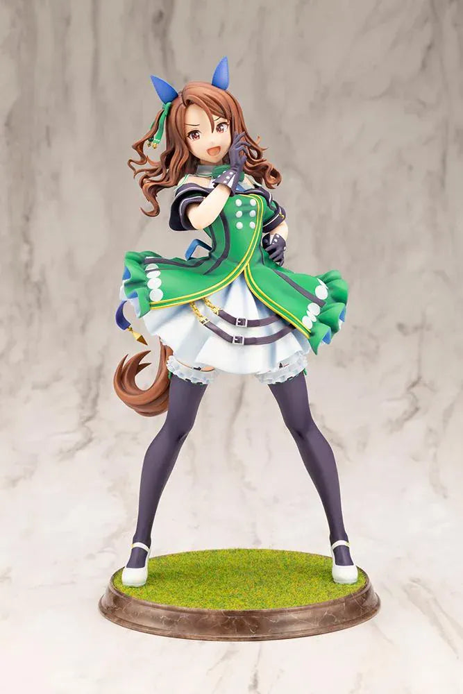 Umamusume Pretty Derby King Halo 1/7 scale figure wearing a green-and-white race outfit on a grassy display base.