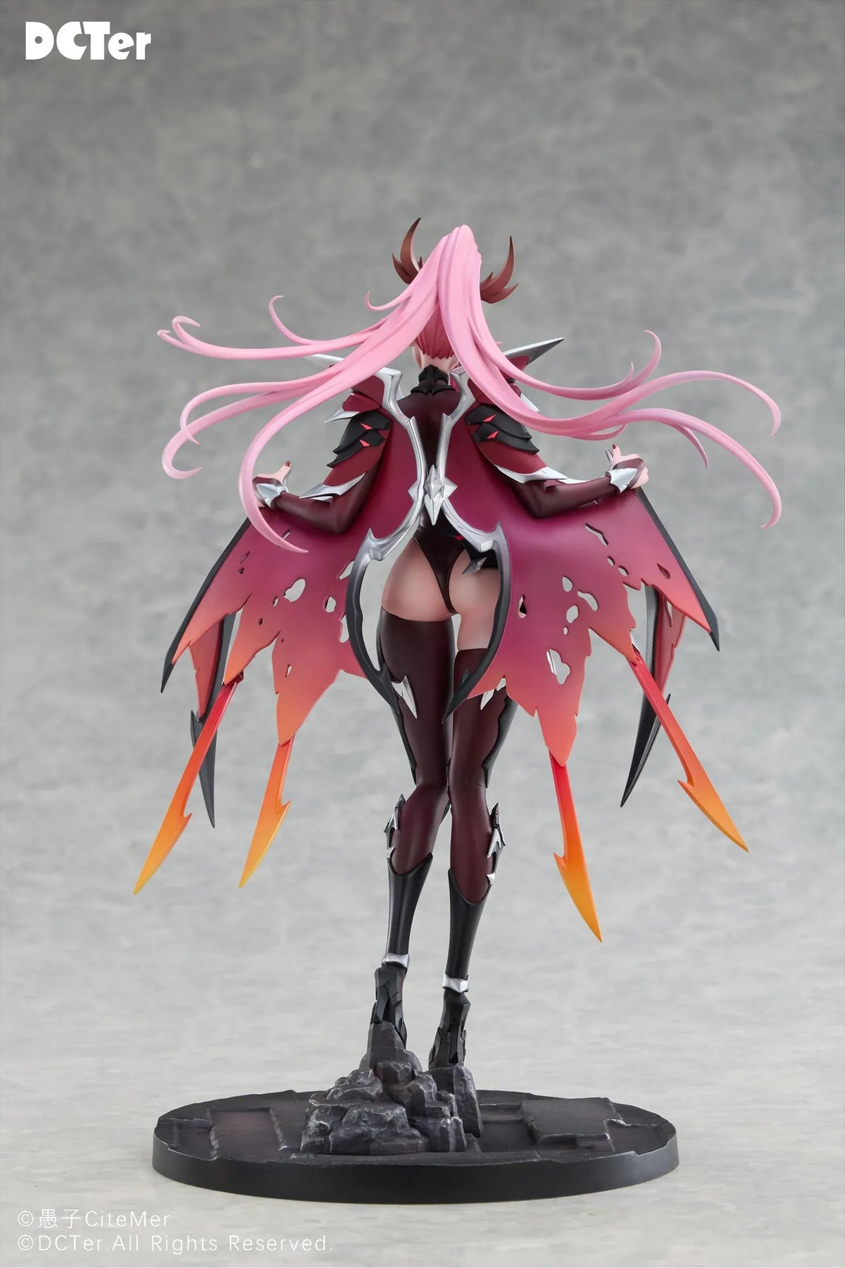 Heslion Draco Bellatrix Feminina 1/7 scale figure with pink hair, curved horns, dark crimson armor, wing-like elements, and a rocky base.