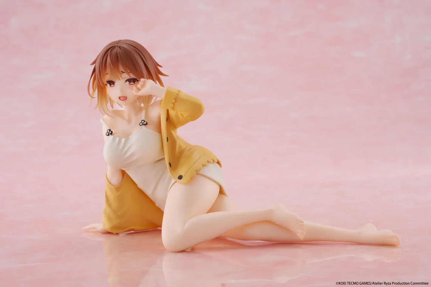 Atelier Ryza Desktop Cute Figure Ryza Nightwear Ver rerun featuring Ryza in a white nightwear outfit and yellow cardigan seated on a pink display background