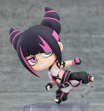 Street Fighter 6 Nendoroid No.2897 Juri-chan chibi figure with twin buns, mismatched eyes, lollipop, and phone in pink and black outfit