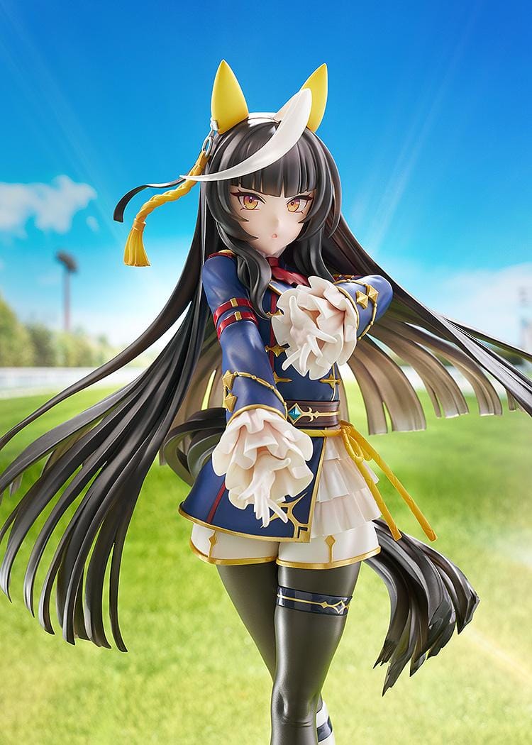 Scale figure of Uma Musume: Pretty Derby’s Calstone Light O in a blue and yellow racing outfit, long black hair flowing as she poses confidently on a striped base.