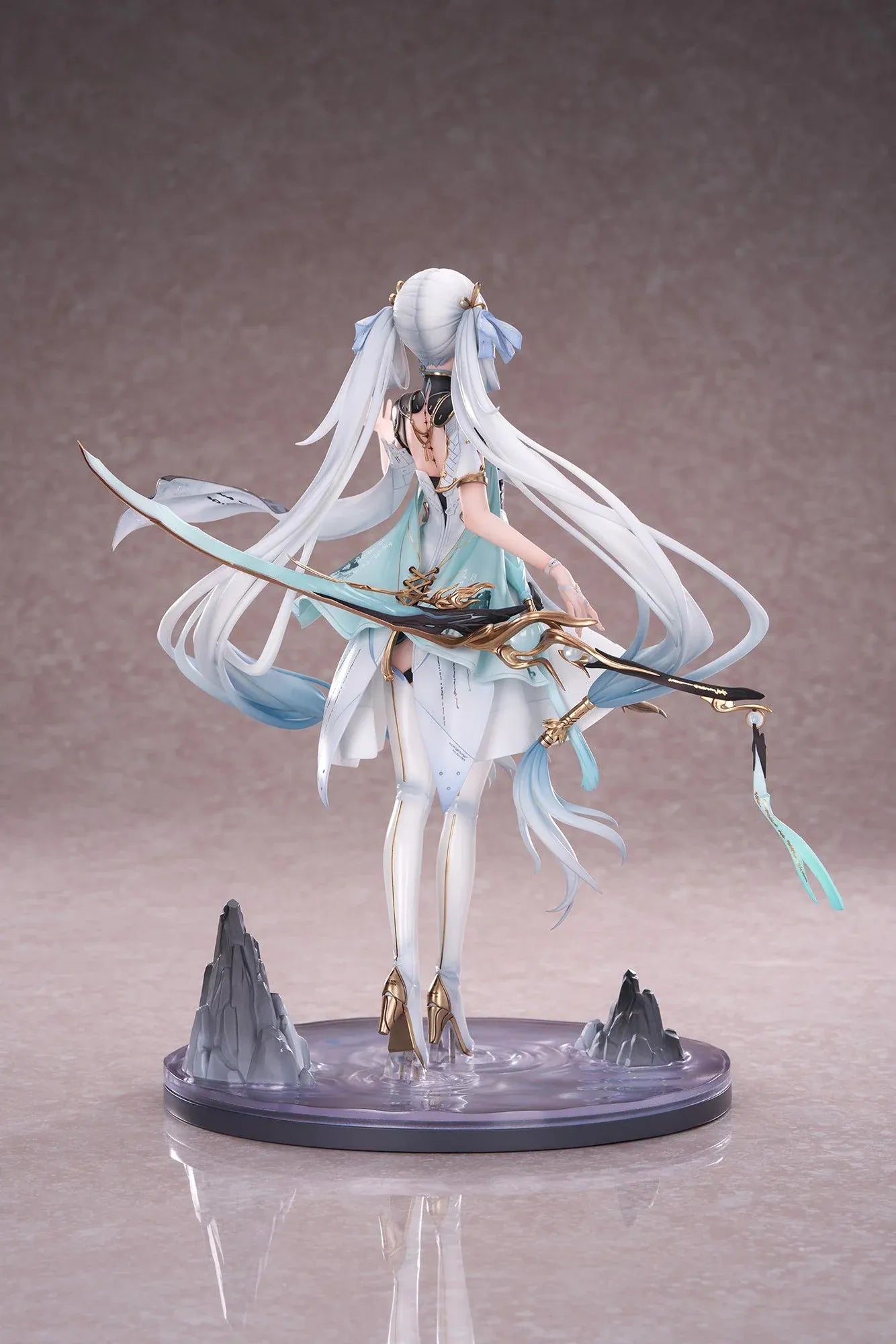 Wuthering Waves Jinhsi 1/7 Scale Figure with long white hair, elegant blue and gold outfit, flowing accessories, water-style display base, and bonus item