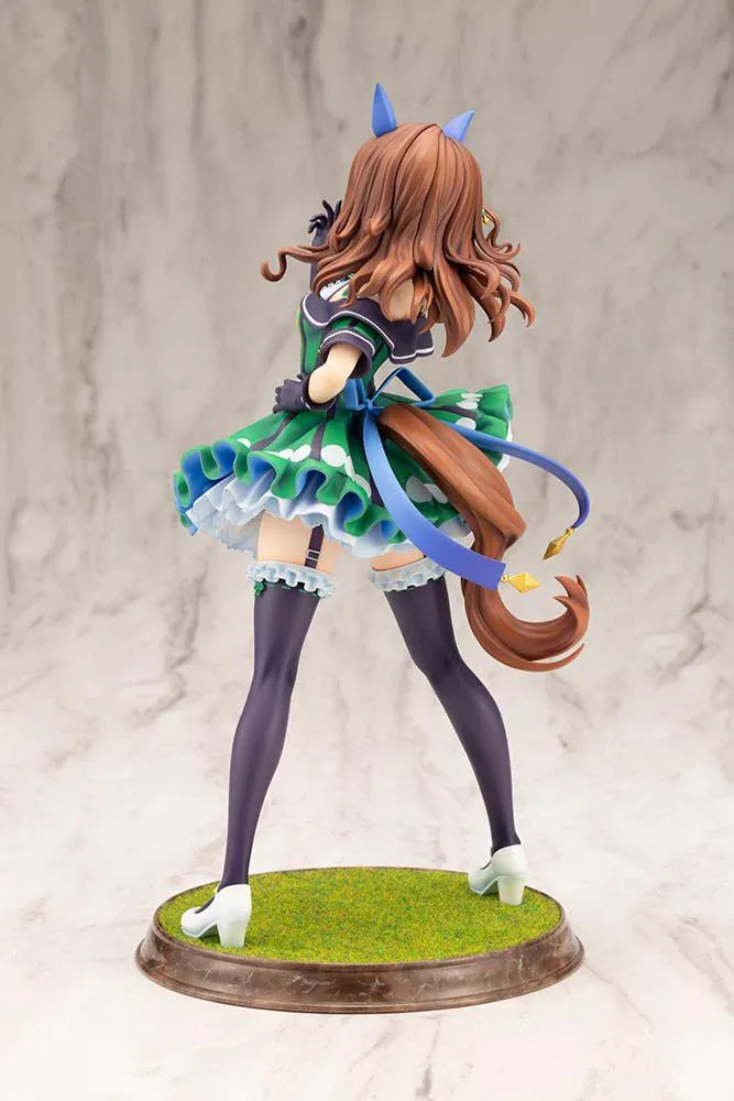 Umamusume Pretty Derby King Halo 1/7 scale figure wearing a green-and-white race outfit on a grassy display base.