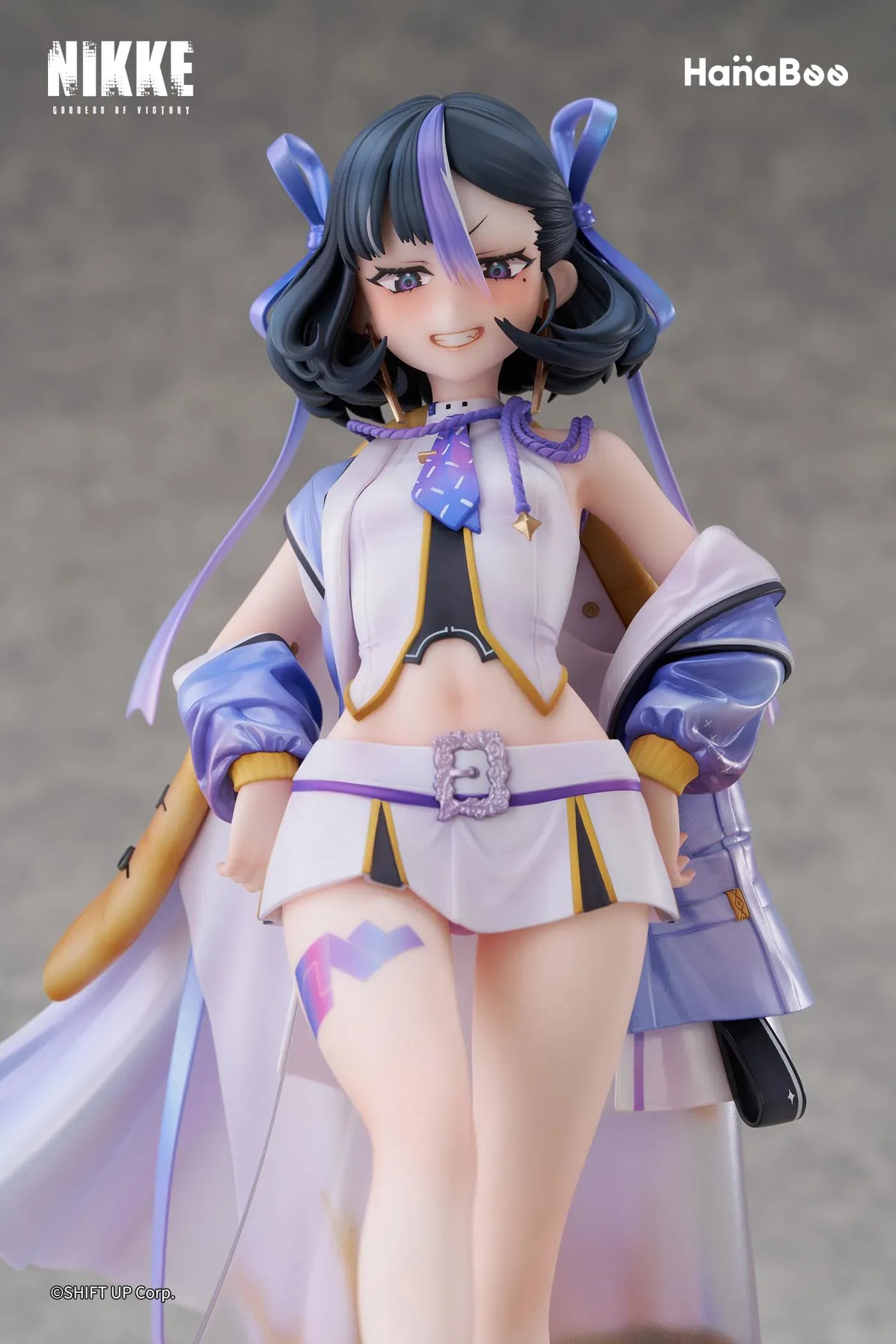 Goddess of Victory Nikke Syuen Deluxe Edition 1/6 Scale Figure featuring Syuen in a white-and-purple outfit with ribbon details, themed base, chibi mascot accent, can badge, and acrylic-style bonus artwork.