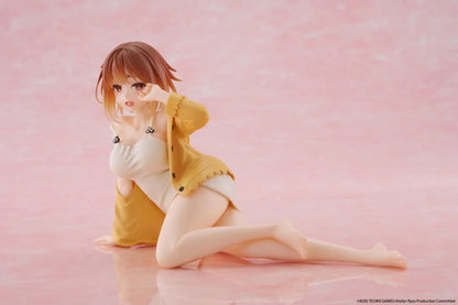 Atelier Ryza Desktop Cute Figure Ryza Nightwear Ver rerun featuring Ryza in a white nightwear outfit and yellow cardigan seated on a pink display background