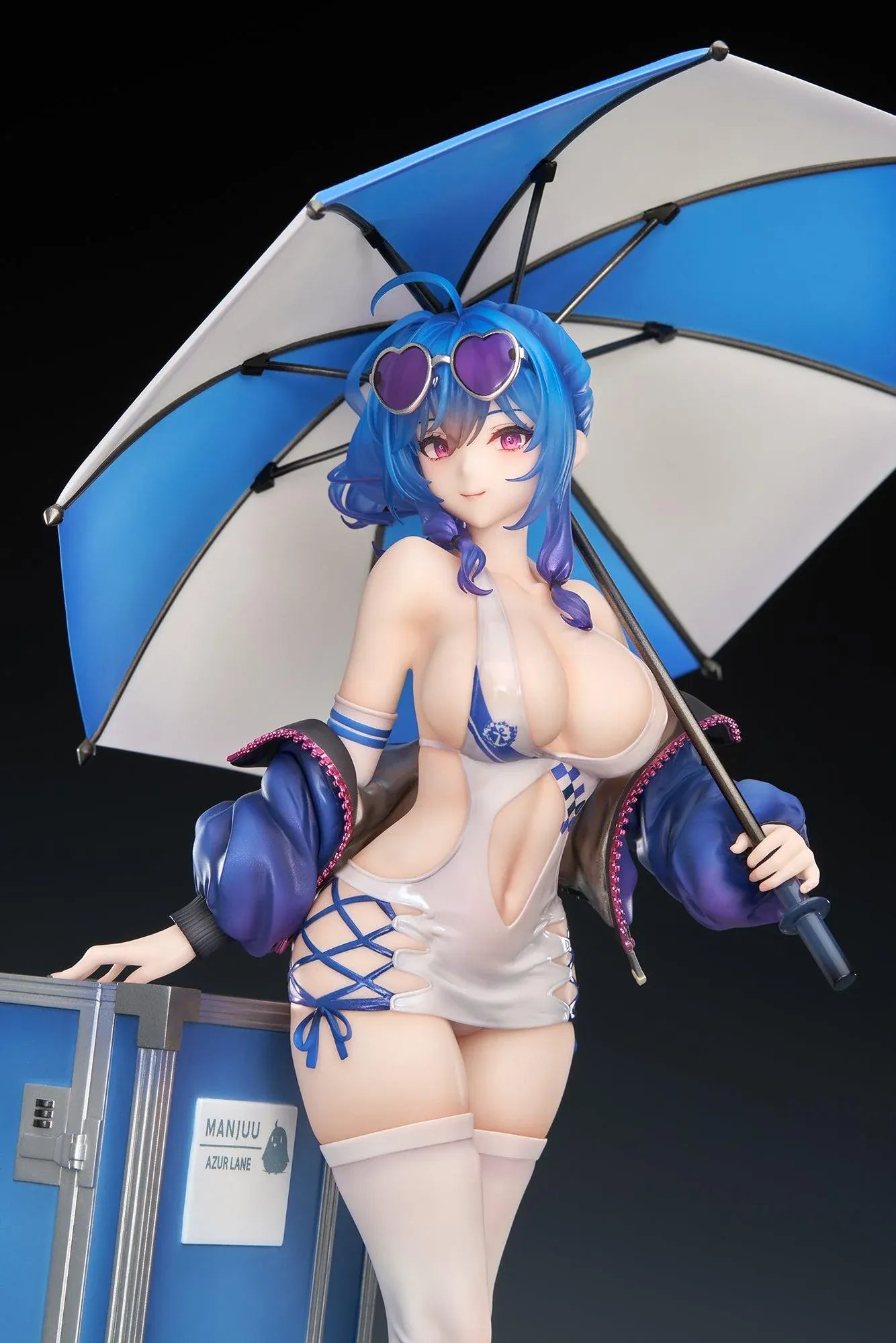 Azur Lane St. Louis Race Queen Ver. 1/7 Scale Figure with blue hair, umbrella, racing outfit, display cases, mascot detail, and bonus item