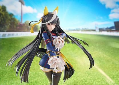 Scale figure of Uma Musume: Pretty Derby’s Calstone Light O in a blue and yellow racing outfit, long black hair flowing as she poses confidently on a striped base.