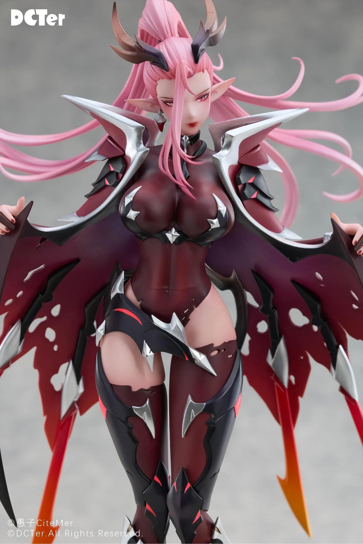 Heslion Draco Bellatrix Feminina 1/7 scale figure with pink hair, curved horns, dark crimson armor, wing-like elements, and a rocky base.