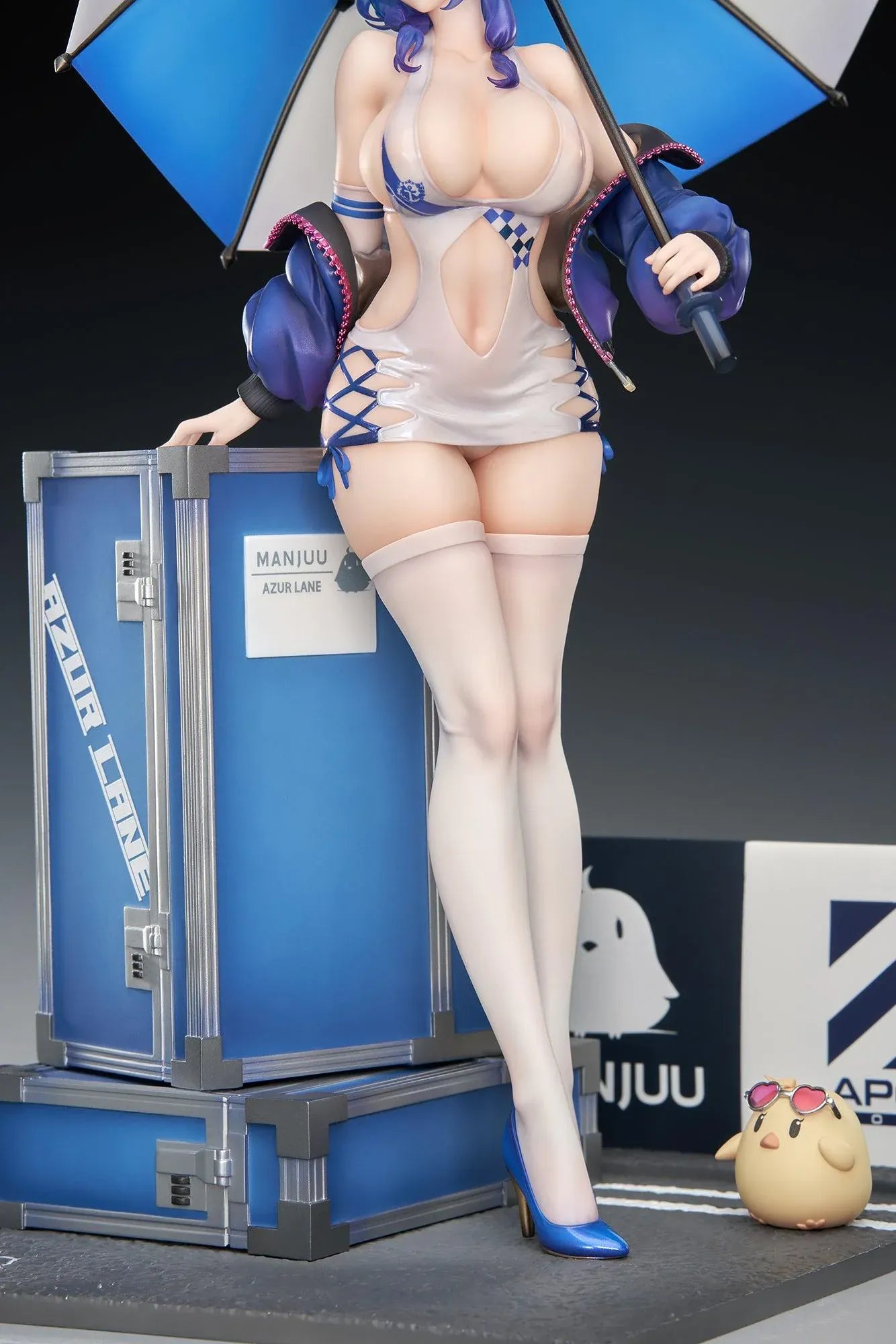 Azur Lane St. Louis Race Queen Ver. 1/7 Scale Figure with blue hair, umbrella, racing outfit, display cases, mascot detail, and bonus item