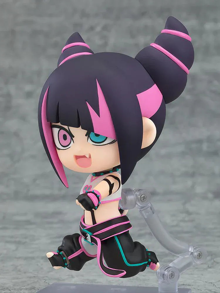 Street Fighter 6 Nendoroid No.2897 Juri-chan chibi figure with twin buns, mismatched eyes, lollipop, and phone in pink and black outfit
