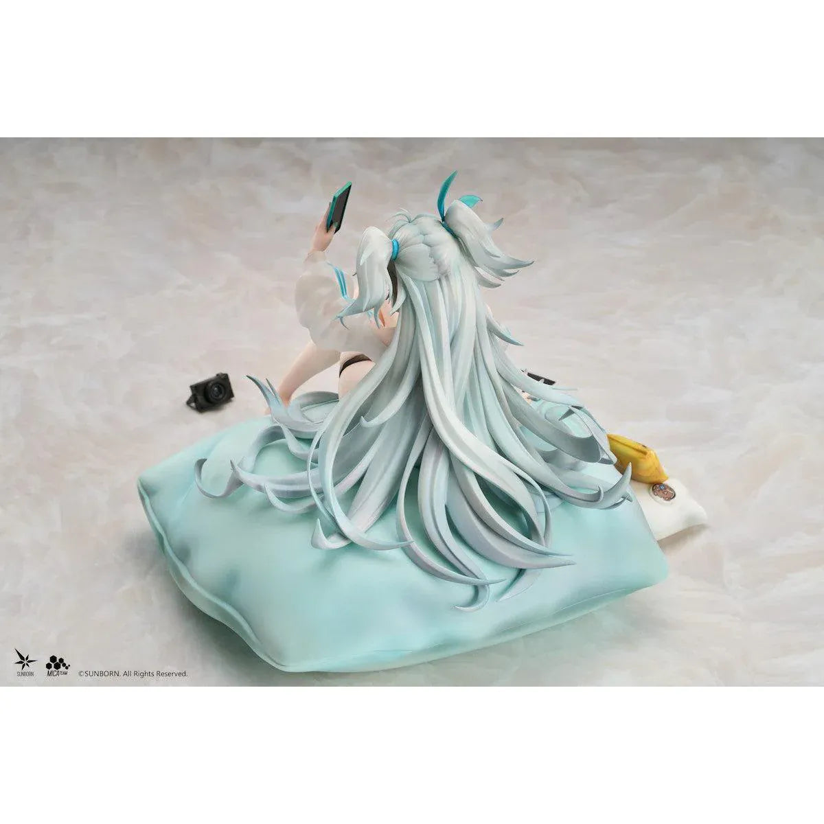 Girls' Frontline 2 Exilium Florence Marvellous Herb Cake Ver. 1/7 Scale Figure seated on a cushion with mint hair, phone accessory, pillows, snacks, and game controller details