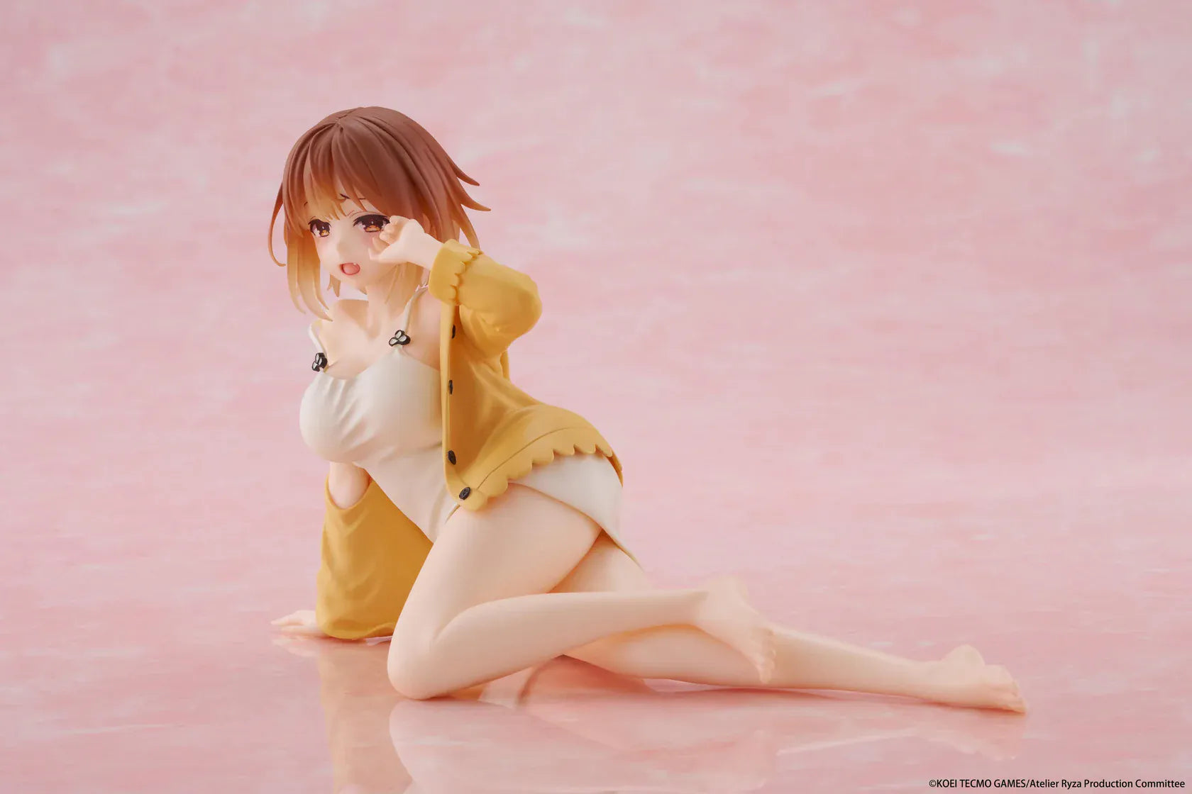 Atelier Ryza Desktop Cute Figure Ryza Nightwear Ver rerun featuring Ryza in a white nightwear outfit and yellow cardigan seated on a pink display background