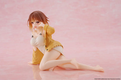 Atelier Ryza Desktop Cute Figure Ryza Nightwear Ver rerun featuring Ryza in a white nightwear outfit and yellow cardigan seated on a pink display background