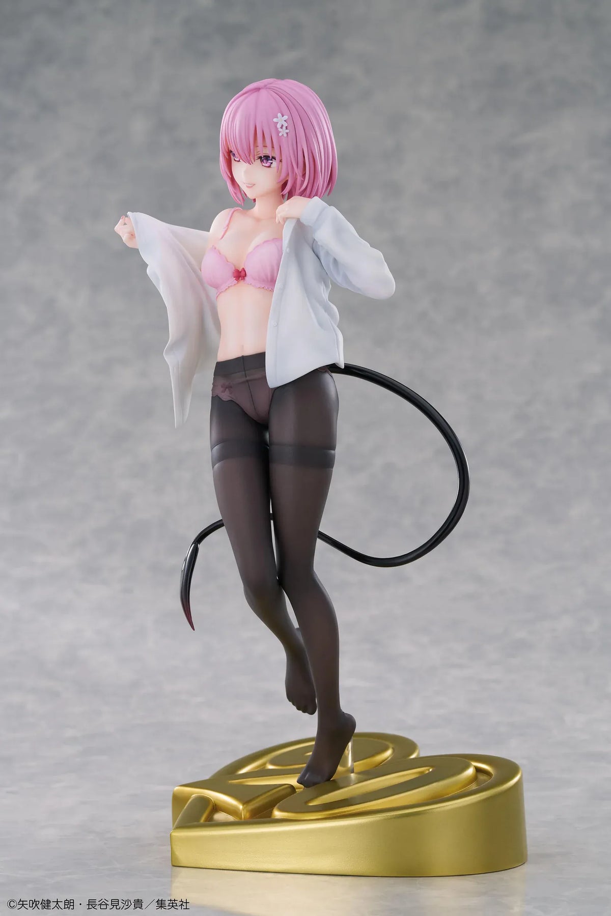 To Love-Ru Darkness Momo Belia Deviluke anniversary figure with pink hair, a white shirt, and a curved black tail on a gold heart-shaped “20” base.