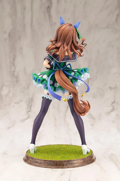 Umamusume Pretty Derby King Halo 1/7 scale figure wearing a green-and-white race outfit on a grassy display base.