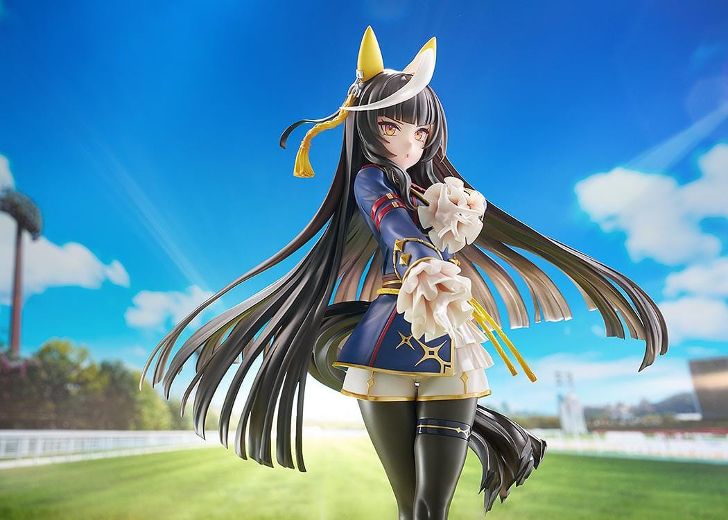 Scale figure of Uma Musume: Pretty Derby’s Calstone Light O in a blue and yellow racing outfit, long black hair flowing as she poses confidently on a striped base.