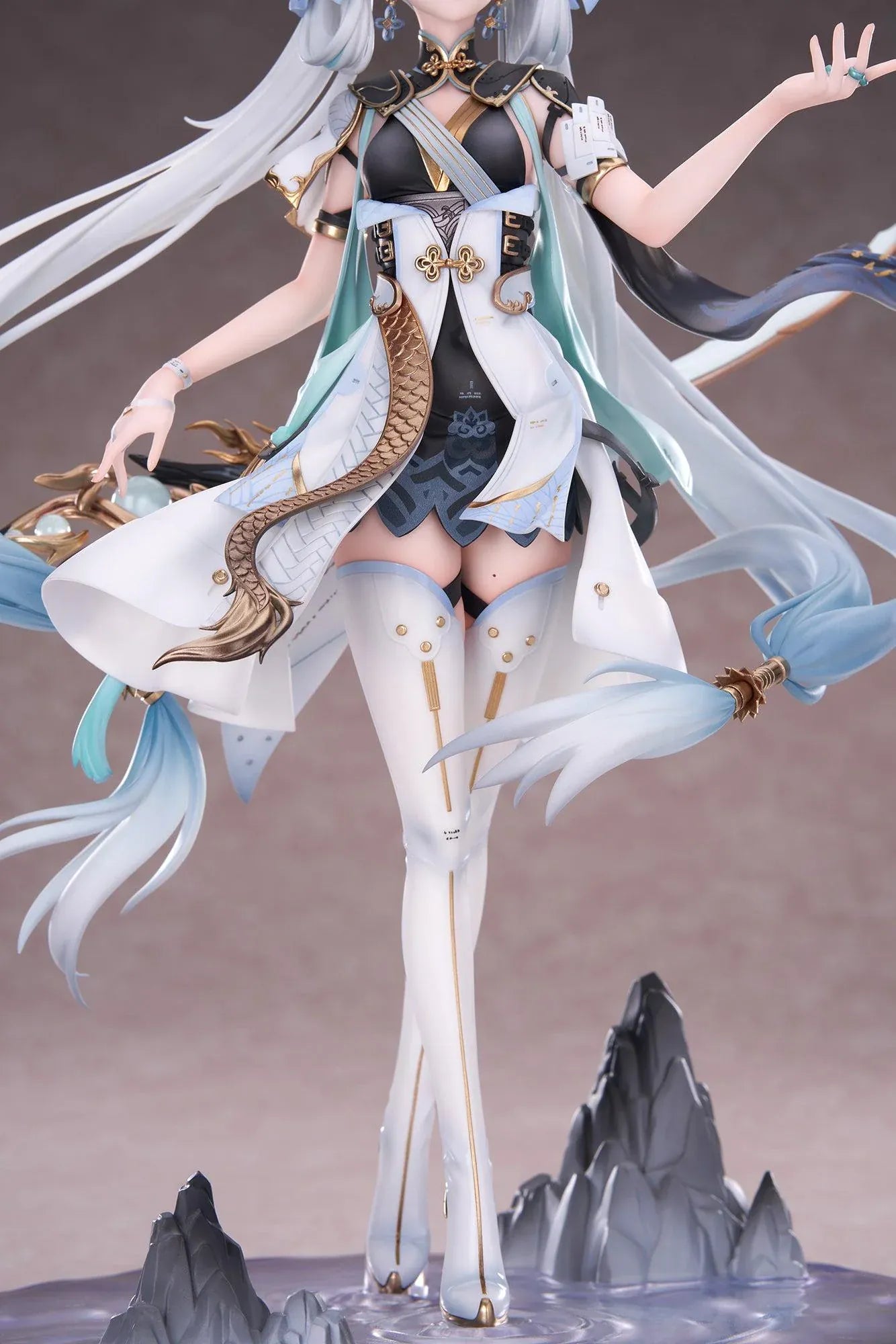 Wuthering Waves Jinhsi 1/7 Scale Figure with long white hair, elegant blue and gold outfit, flowing accessories, water-style display base, and bonus item