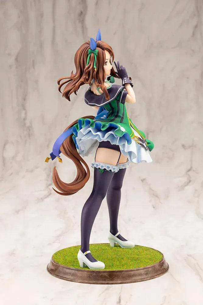 Umamusume Pretty Derby King Halo 1/7 scale figure wearing a green-and-white race outfit on a grassy display base.