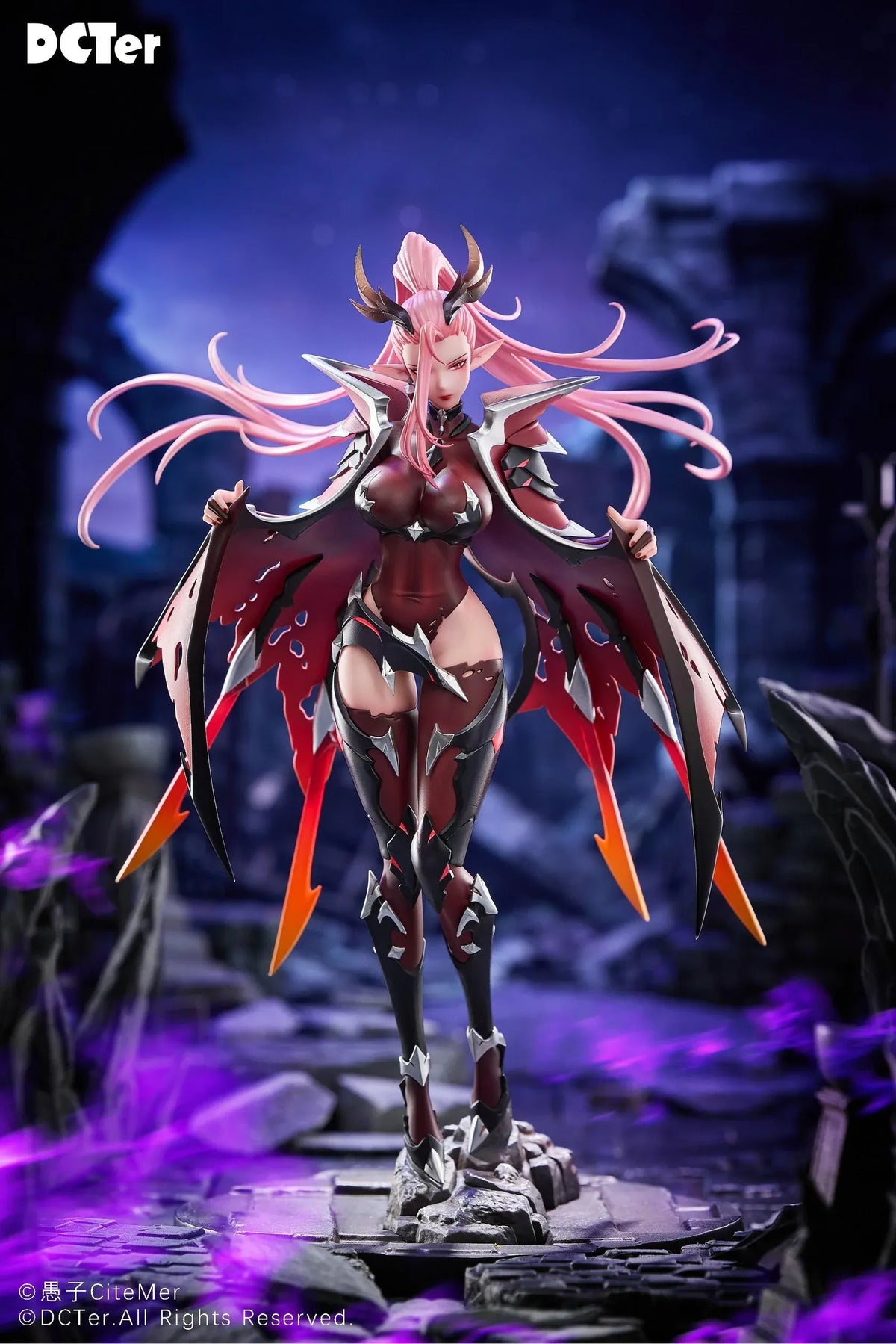 Heslion Draco Bellatrix Feminina 1/7 scale figure with pink hair, curved horns, dark crimson armor, wing-like elements, and a rocky base.