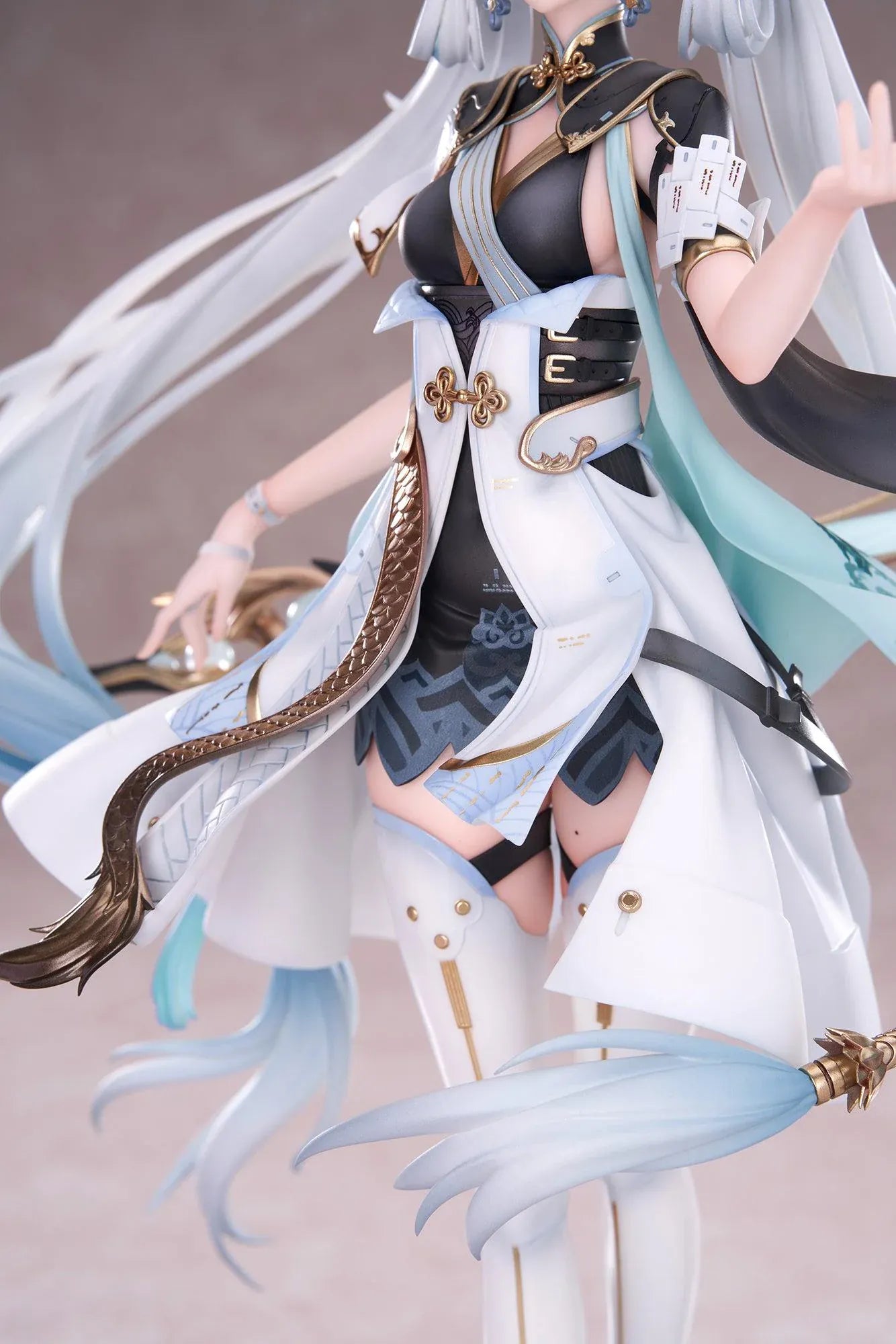Wuthering Waves Jinhsi 1/7 Scale Figure with long white hair, elegant blue and gold outfit, flowing accessories, water-style display base, and bonus item