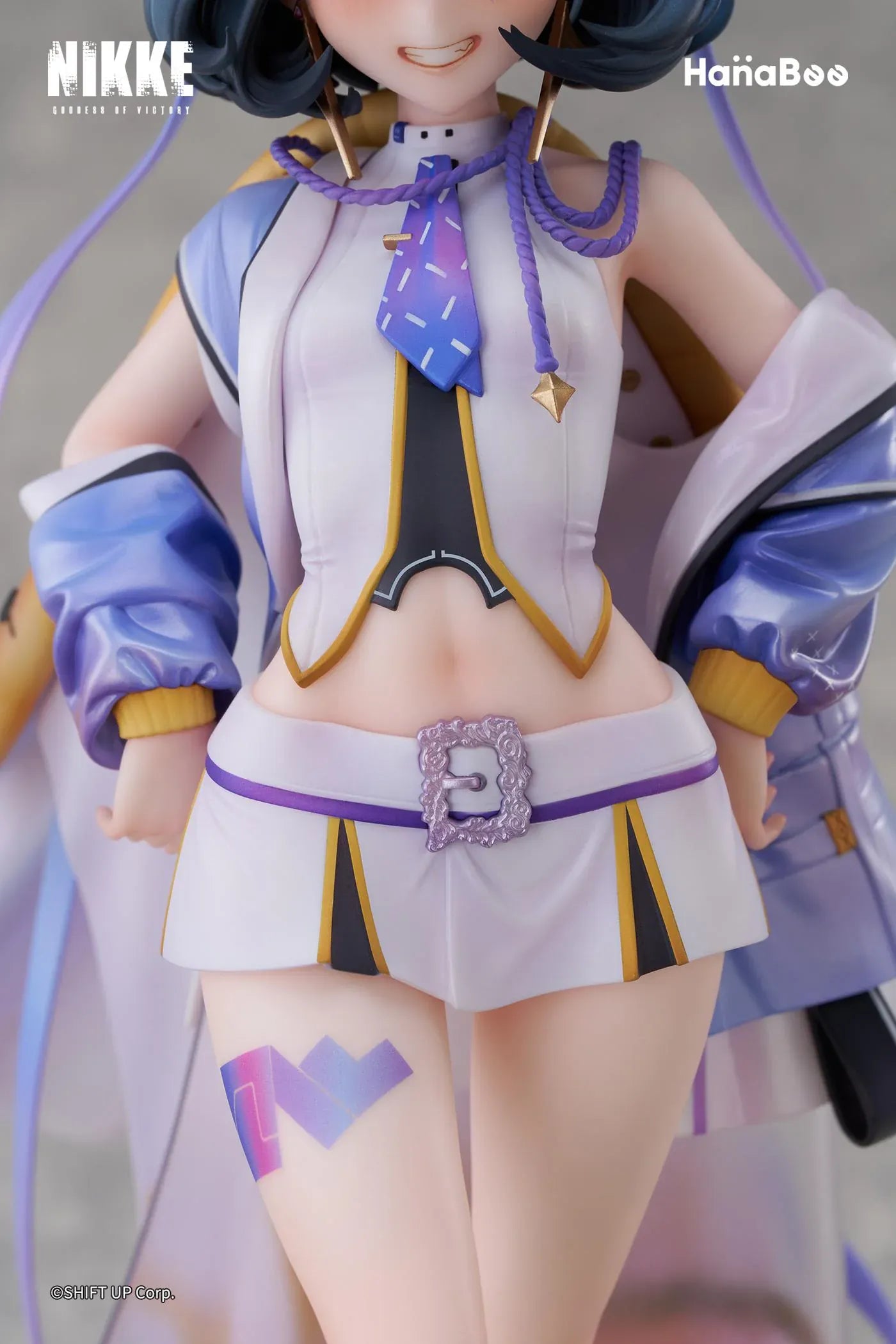 Goddess of Victory Nikke Syuen Deluxe Edition 1/6 Scale Figure featuring Syuen in a white-and-purple outfit with ribbon details, themed base, chibi mascot accent, can badge, and acrylic-style bonus artwork.