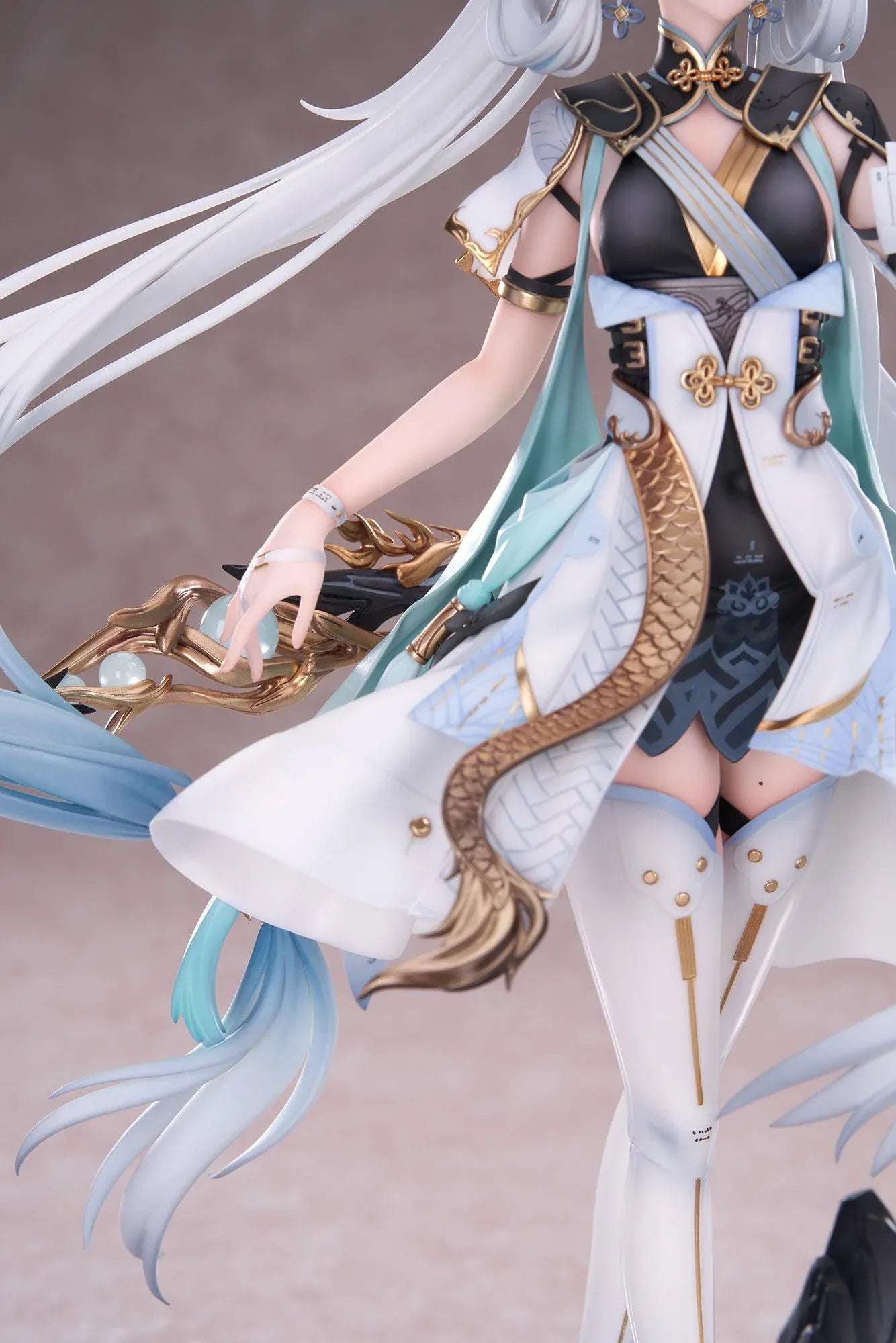 Wuthering Waves Jinhsi 1/7 Scale Figure with long white hair, elegant blue and gold outfit, flowing accessories, water-style display base, and bonus item