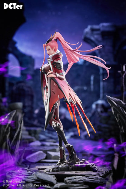 Heslion Draco Bellatrix Feminina 1/7 scale figure with pink hair, curved horns, dark crimson armor, wing-like elements, and a rocky base.