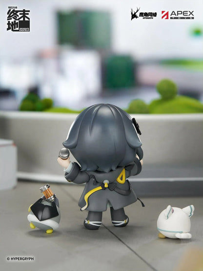 Arknights Endfield Cuties Series Female Endministrator figure with dark blue hair, two round companions, and an industrial-style backdrop.